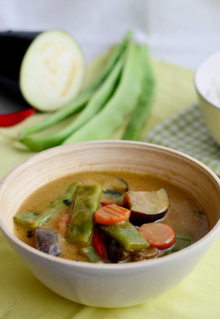 Thajsko je plné dobrých zeleninových jídel a dnes se s vámi podělím o jeden moc dobrý recept na jemně pikantní vegetariánské thajské zelené kari.