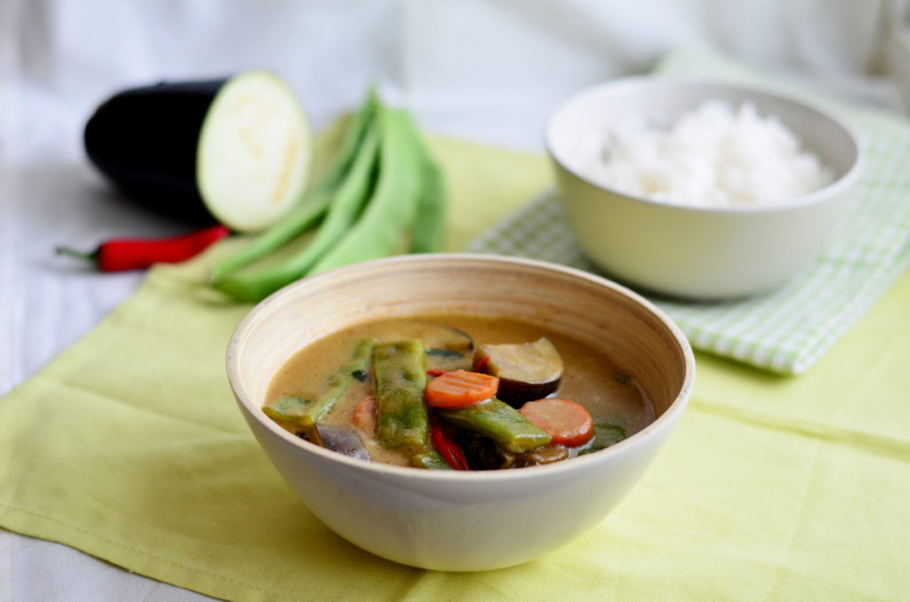 Thajsko je plné dobrých zeleninových jídel a dnes se s vámi podělím o jeden moc dobrý recept na jemně pikantní vegetariánské thajské zelené kari.