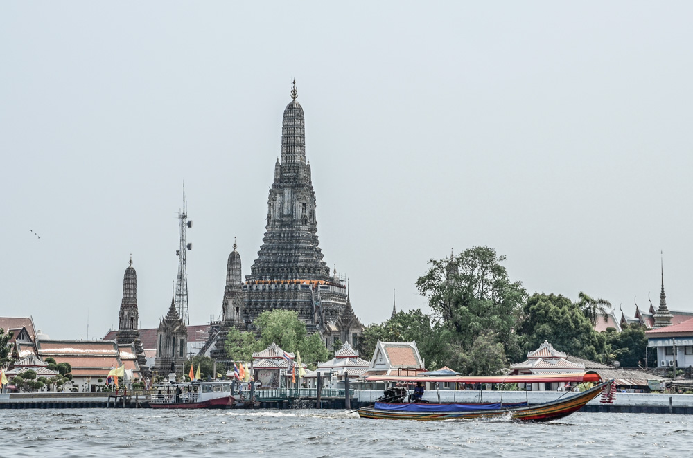 Jak jsme si pluli sólo s lodníkem po řece a obdivovali Bangkok z vody. Plavba po řece Chao Phraya je další z našich krásných vzpomínek na všehochuť města.