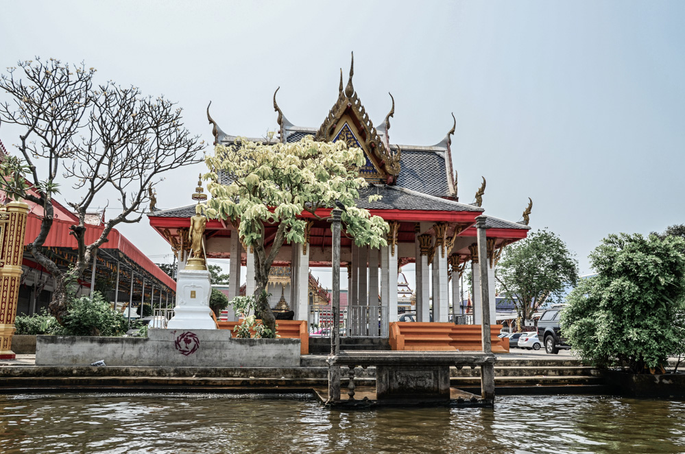 If you travel to Bangkok, I strongly recommend you to do this Chao Phraya River boat tour in order to experience the city’s waterways and observe the life.