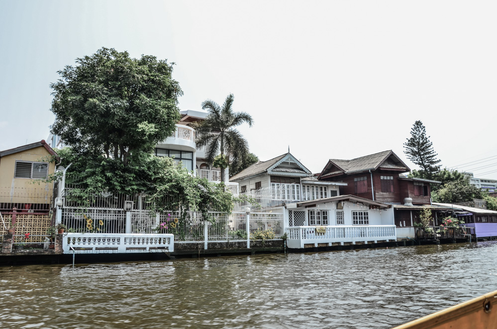 If you travel to Bangkok, I strongly recommend you to do this Chao Phraya River boat tour in order to experience the city´s waterways and observe the life.