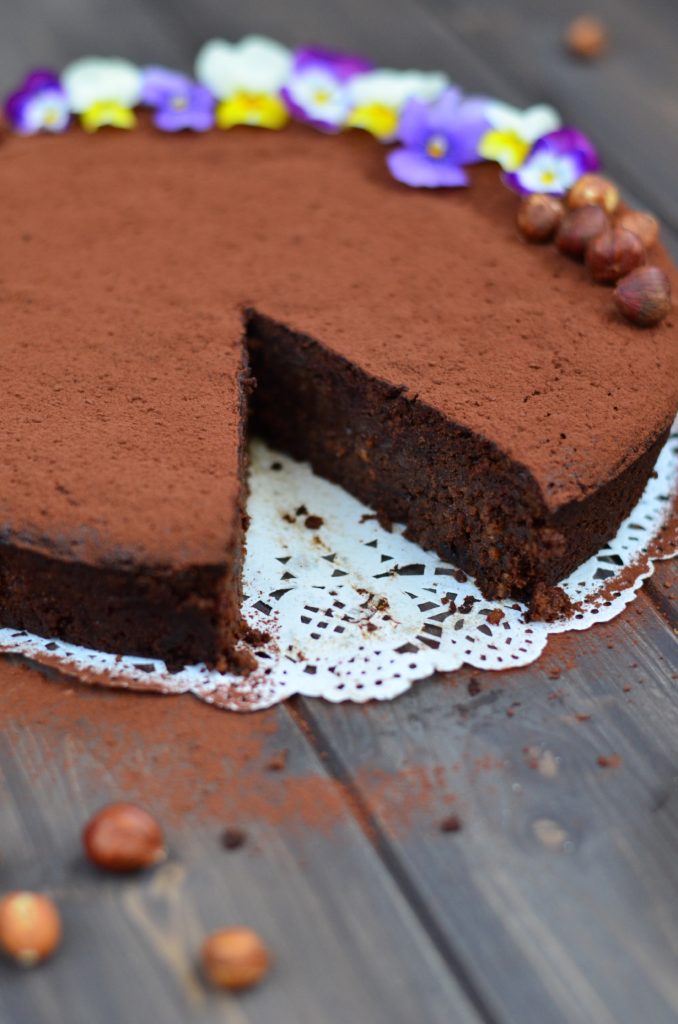 Čokoládovo-oříškový dort se sušenými švestkami v portském