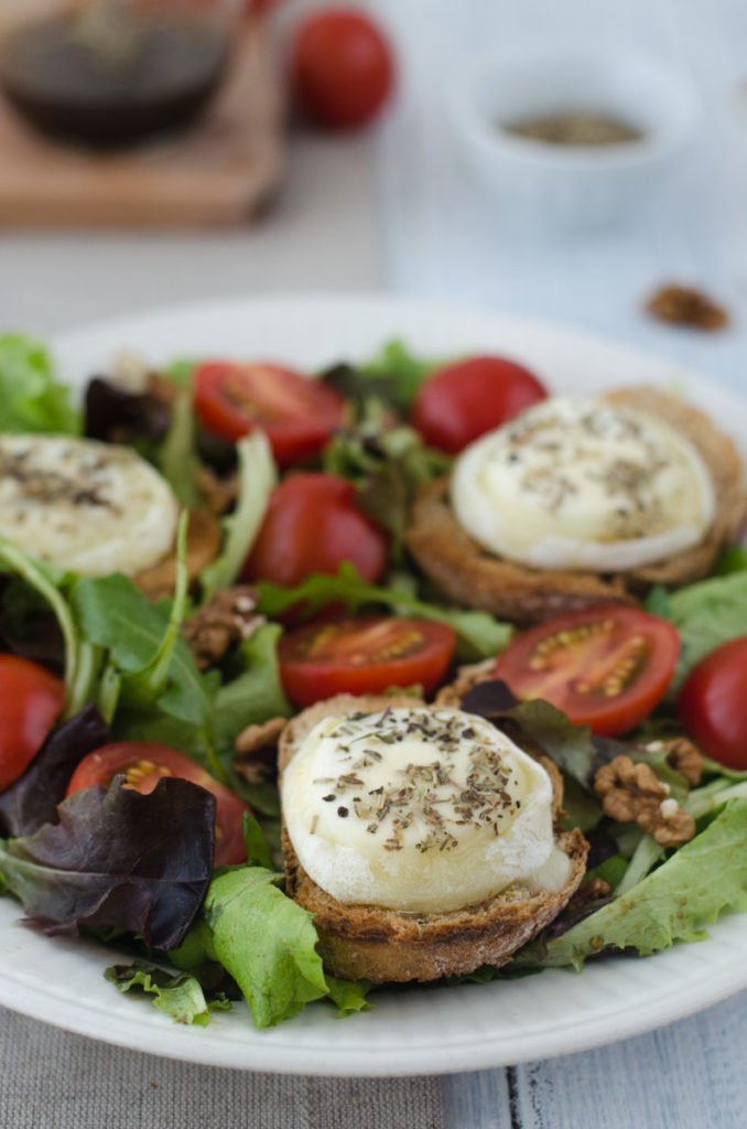 Salade de chèvre chaud alias Warm Goat Cheese Salad is quick, incredibly tasty and fills you up well. In 20 minutes you can have the perfect dish