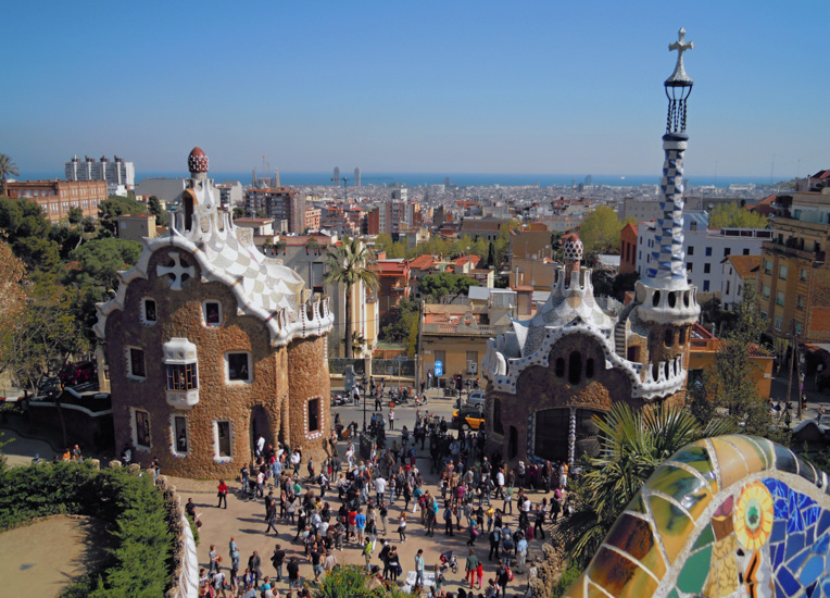 In order not to miss anything important whether you spend here a weekend or more days, here is a list of the 10 things to see and do in Barcelona.