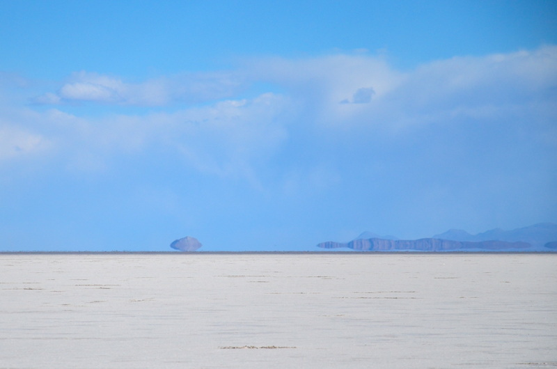 Salar de Uyuni je největší solná pláň na světě, nacházející se v jihozápadní Bolívii. Vydejte se s námi na neskutečný výlet na nekonečně plochou bílou poušť