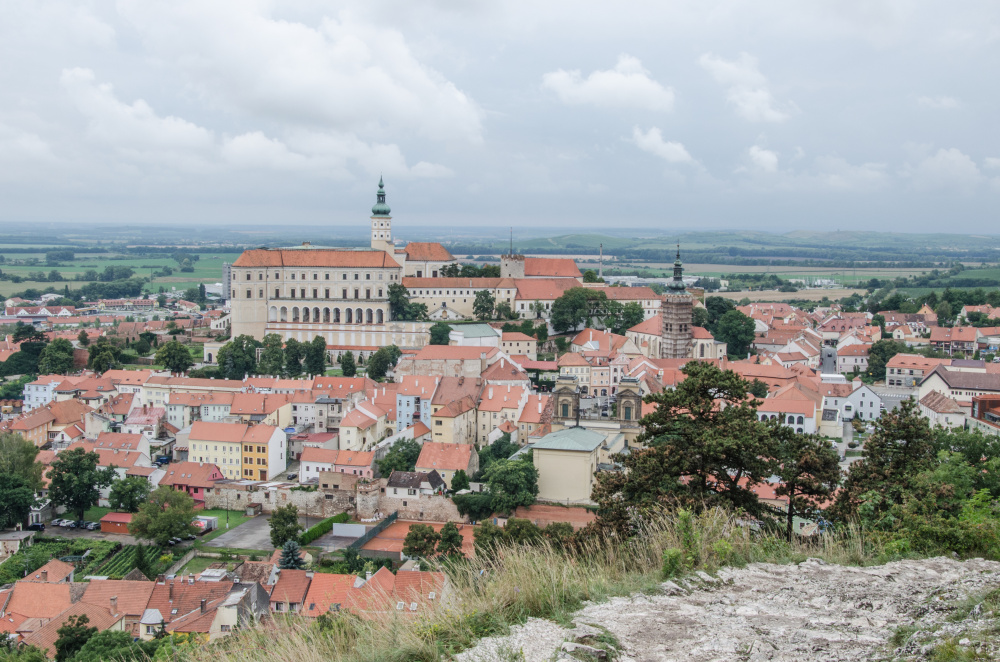 I would like to show you Mikulov, a charming fairytale Moravian town, the way I experienced it. I felt in love with it and here is why! 