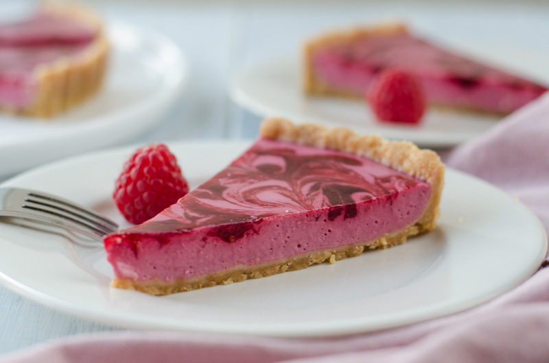 You will love it! This almost no-bake Raspberry Marble Cheesecake Tart it a love not only at first sight, but also at first bite! An ideal summer cheesecake