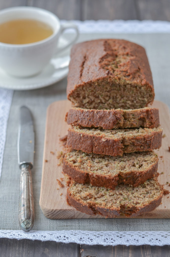 A delicious zucchini bread with ground nuts and gingerbread spices, which contains less fat and sugar than in the classic recipes. You will love it!