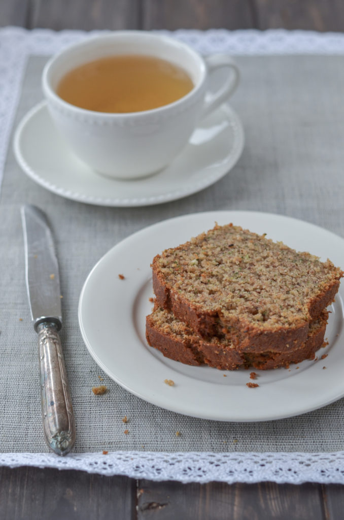 A delicious zucchini bread with ground nuts and gingerbread spices, which contains less fat and sugar than in the classic recipes. You will love it!