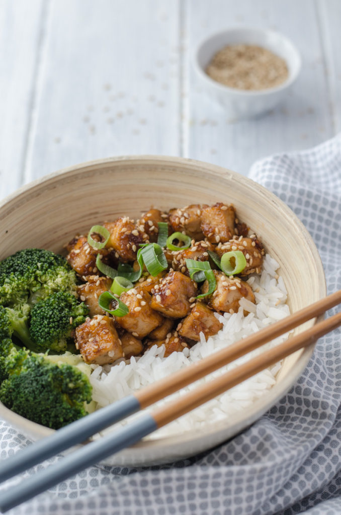 Honey Sesame Tofu cubes are full of sweet and spicy flavour and an easy way of preparing a delicious vegetarian meal. And a good news is that it will only take you 15 minutes to prepare!