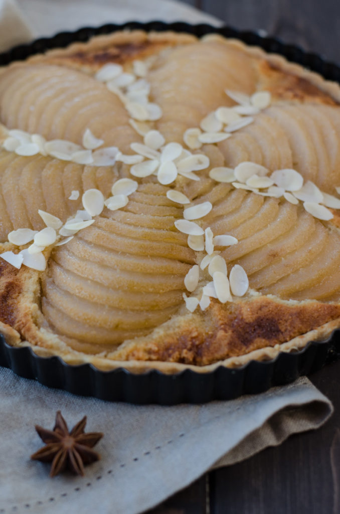Francouzský hruškový koláč s mandlovou náplní se krásně hodí k podzimu – pošírované hrušky dodají koláči chuť badyánu, skořice a Calvadosu.