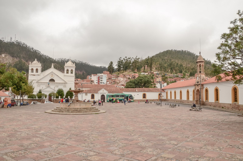 Dneska přidám článek přímo z mého cestovatelského deníku o tom, jak jsme strávili den v Sucre, nejkrásnějším městě Bolívie a co jsme tu viděli. Pěkné čtení!