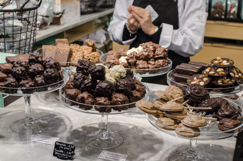 Čokoláda, pralinky, tarteletky, makronky, no a třeba i šaty z čokolády. Tak vypadá salon čokolády v Paříži, největší čokoládová akce na světě.