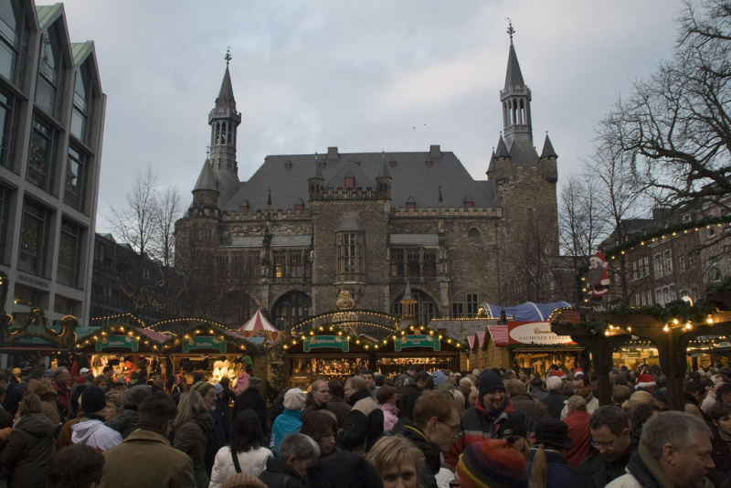 Every year before Christmas, we love to visit Christmas markets in the neighborhood. Here are my favorite Christmas markets worth a day trip from Brussels.