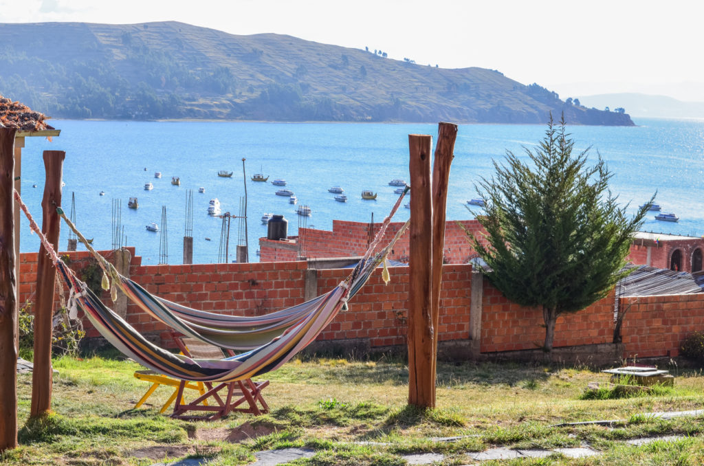 Copacabana ležící ve výšce 3800 u břehu jezera Titicaca je místem, kde se potkávají místní s turisty i poutníky z celého světa.
