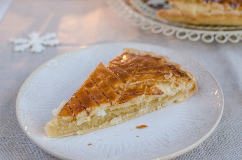 Galette des rois, neboli francouzský tříkrálový koláč, je křehký, dozlatova upečený koláč z listového těsta plněný vláčnou mandlovou náplní.