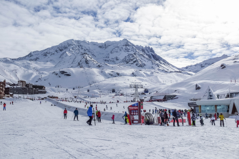Looking for an inspiration for winter holidays? Here why you should go skiing in Les Trois Vallées in France, the largest single ski pass area in the world!