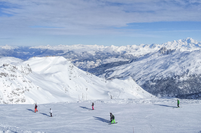 Looking for an inspiration for winter holidays? Here why you should go skiing in Les Trois Vallées in France, the largest single ski pass area in the world!