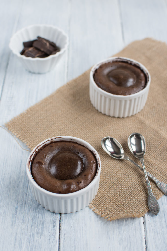 Čokoládový fondant s tekutým vnitřkem je malý čokoládový dortík s minimem mouky, ze kterého po zaboření lžičky vyteče teplá čokoláda!