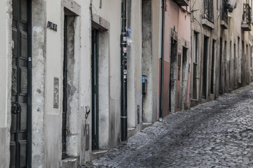 Alfama je spleť úzkých uliček a starých domů, kde lidé dodnes žijí tradičním způsobem. Vydejte se se mnou na ranní procházku po nejstarší části Lisabonu.