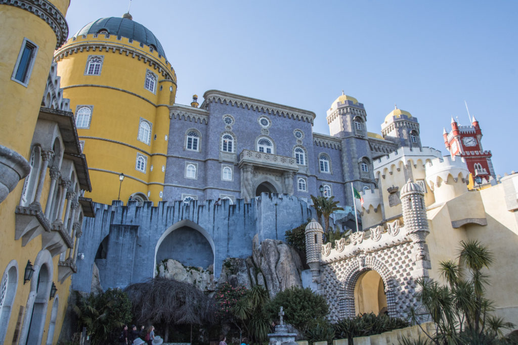 Palác Pena postavený na hornatých vršcích pohoří Serra de Sintra v krásné a exotické zahradě vás vrátí zpět do dětských let a probudí vaši romantickou duši.