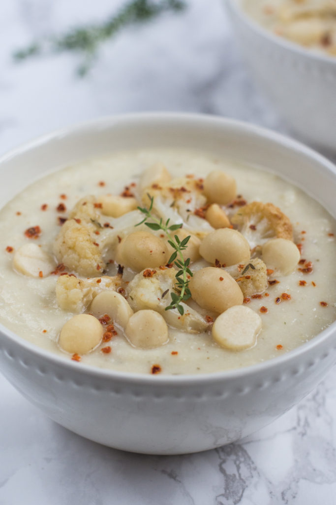 Polévka s výraznou chutí květáku pečeného s česnekem, kořením a tymiánem. Tato krémová polévka z pečeného květáku je vhodná též pro vegany.