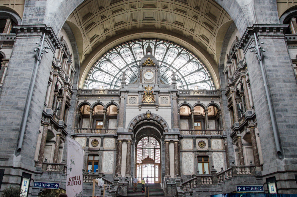 Here is a tip for a trip from Brussels. Come and join me on this virtual tour through the city where I will show you what to see and do in Antwerp.