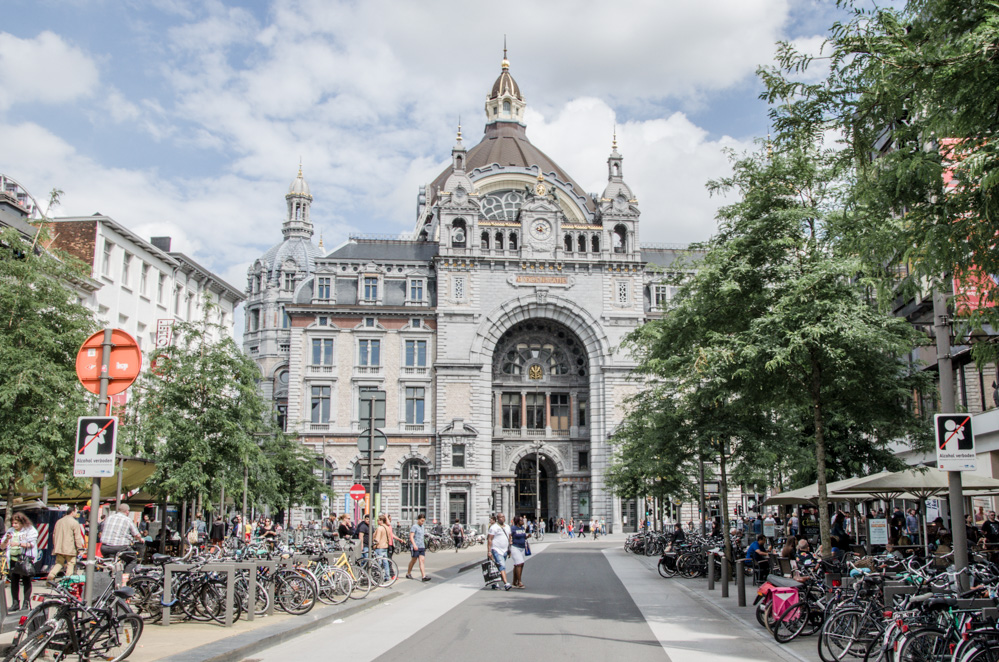 Here is a tip for a trip from Brussels. Come and join me on this virtual tour through the city where I will show you 10 things to see and do in Antwerp.
