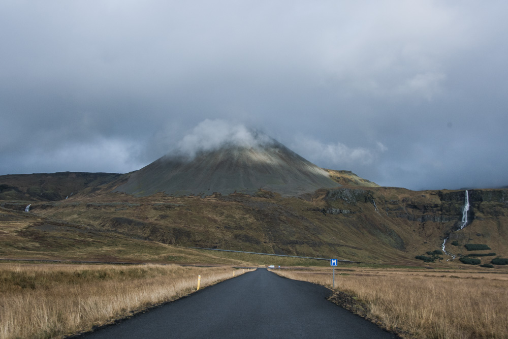 Road trip around Iceland in one week, yes, it is possible! Here is the first part of our trip, including our itinerary for the first days and pictures.