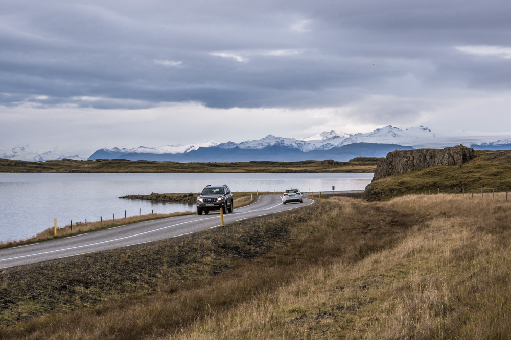 In this post, I will take you to the Southeast part of Iceland to see the glacier lagoon, some stunning and moody waterfalls or the black beaches. Enjoy!