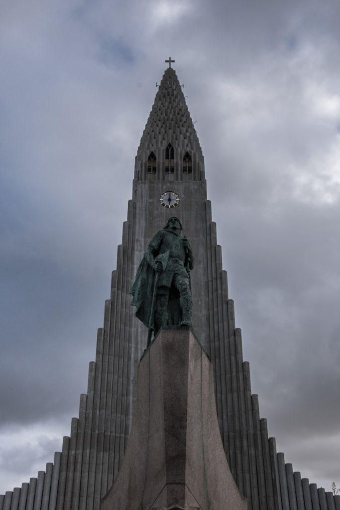 Abych dokončila a uzavřela sérii o road tripu na Island, tady jsou naše poslední dva dny strávené ve Zlatém trojúhelníku a v Reykjavíku a opět plno fotek.