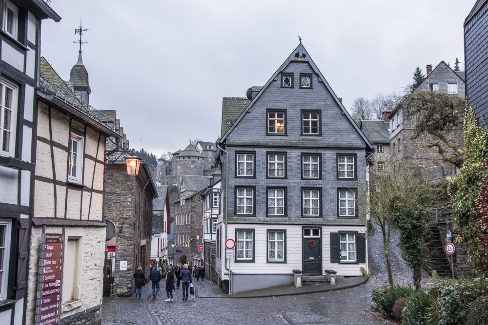 Christmas market in Monschau, one of the most charming German towns, is definitely a good reason for a day trip from Brussels!
