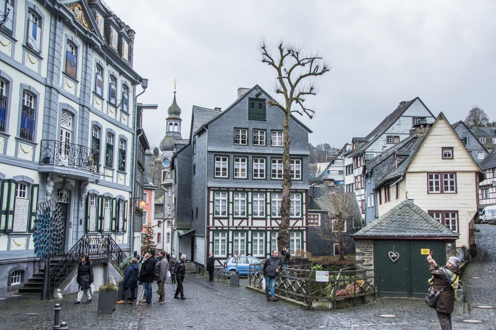 Christmas market in Monschau, one of the most charming German towns, is definitely a good reason for a day trip from Brussels!