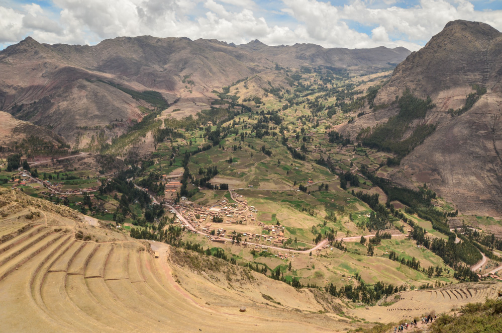 Posvátné údolí Inků je úrodná oblast kolem řeky Urubamba kdesi mezi Cuzcem a Machu Picchu. Místní obyvatelé zde stále žijí tradičním způsobem života a nachází se zde dechberoucí incké ruiny. V tomhle článku se s vámi podělím o zážitky z výletu do posvátného údolí, kdy jsme navštívili Písac, Ollantaytambo a Chinchinero.