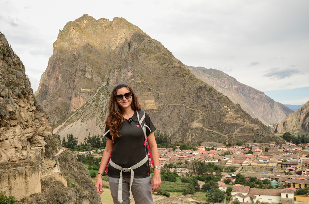 Posvátné údolí Inků je úrodná oblast kolem řeky Urubamba kdesi mezi Cuzcem a Machu Picchu. Místní obyvatelé zde stále žijí tradičním způsobem života a nachází se zde dechberoucí incké ruiny. V tomhle článku se s vámi podělím o zážitky z výletu do posvátného údolí, kdy jsme navštívili Písac, Ollantaytambo a Chinchinero.