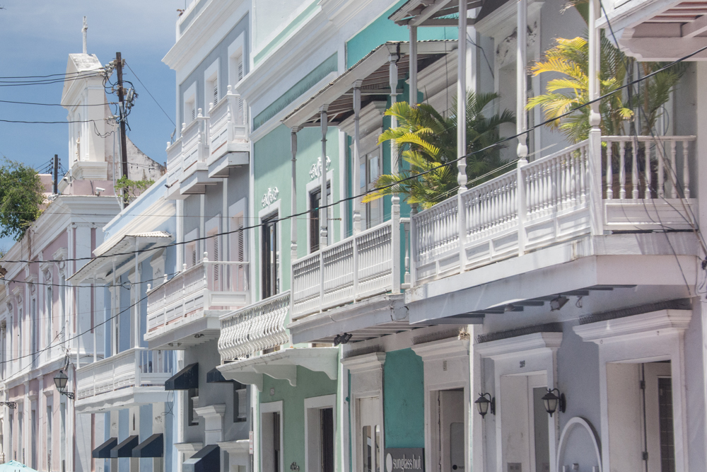 If you plan to visit Puerto Rico, your plane will probably land in San Juan. Make sure to have several days for the exploration of this colorful mix of life, music and history! In this post, I share with you some inspiration for what to see and do in San Juan, hoping that you come to visit soon!