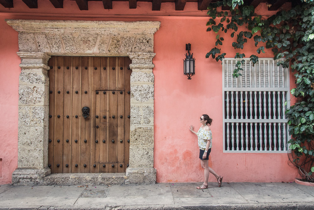 In this post, I will give you some tips what to do in beautiful Cartagena, where to eat and stay and will also take you to a beach far beyond the town.