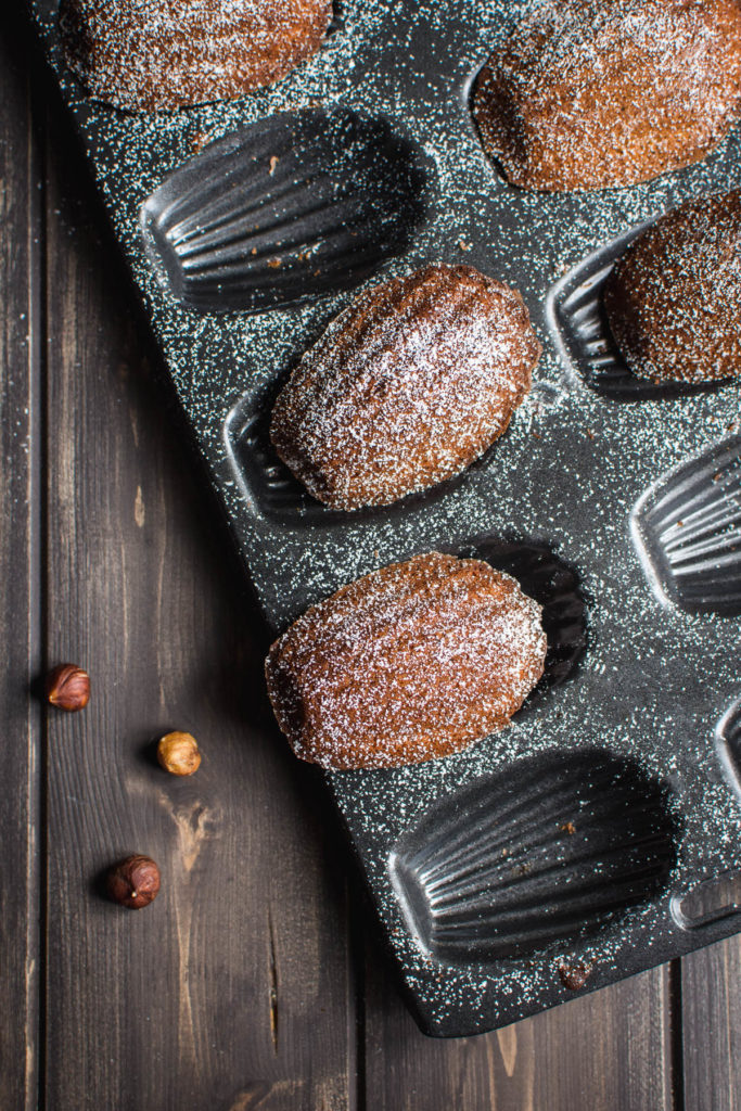 Čokoládovo-oříškové madlenky jsou krásně vláčné a měkounké francouzské čajové koláčky provoněné čokoládou a lískovými oříšky.