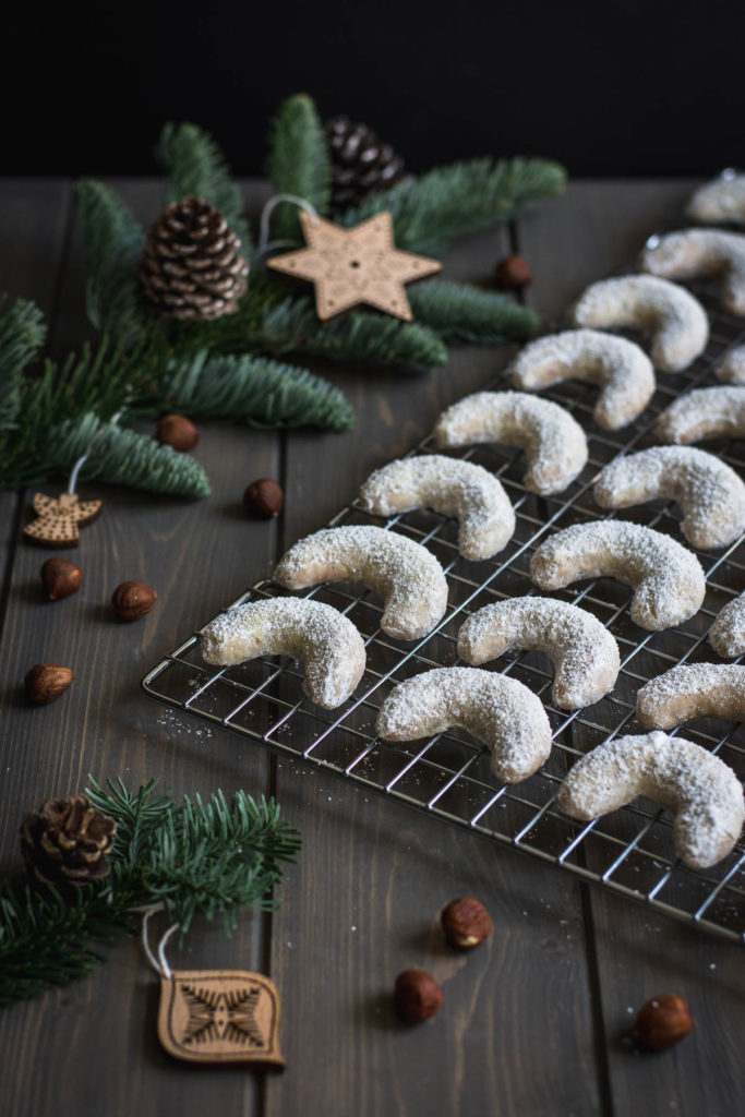 Zde je recept na jedno klasické české vánoční cukroví s přidaným belgickým podtónem: lískooříškové vanilkové rohlíčky s praliné.