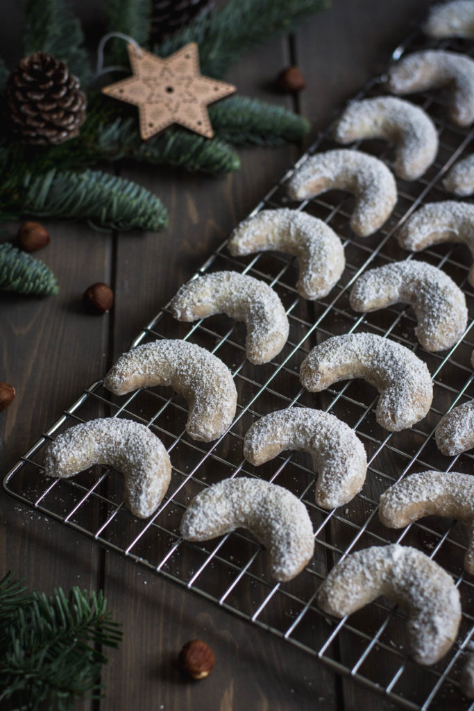 Today I share with you a recipe for a classical Czech Christmas cookies with a Belgian touch: Hazelnut Vanilla Crescent Cookies.