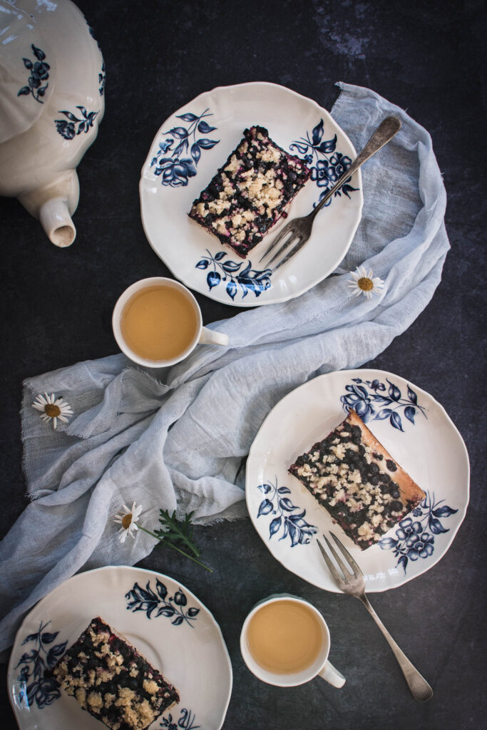 Ta rána na chatě, kdy nikam nemusíte a ke snídani na vás čeká čerstvě upečený legendární kynutý borůvkový koláč s lesními borůvkami, jsou prostě boží!