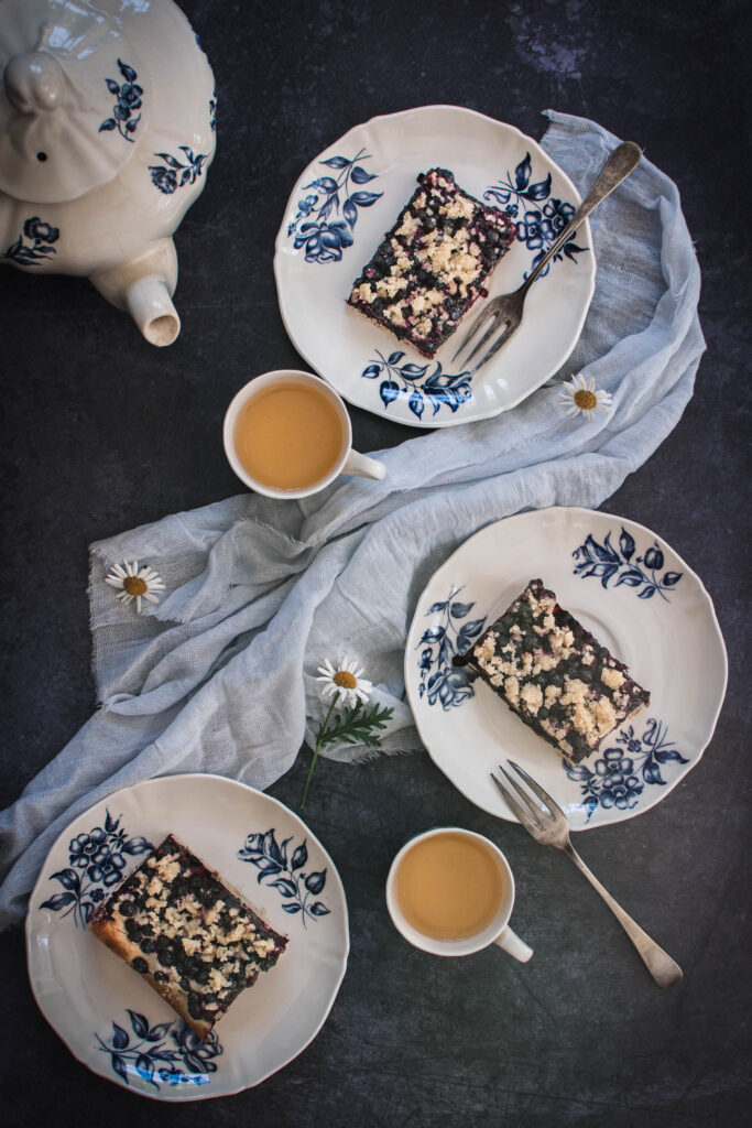 Ta rána na chatě, kdy nikam nemusíte a ke snídani na vás čeká čerstvě upečený legendární kynutý borůvkový koláč s lesními borůvkami, jsou prostě boží!
