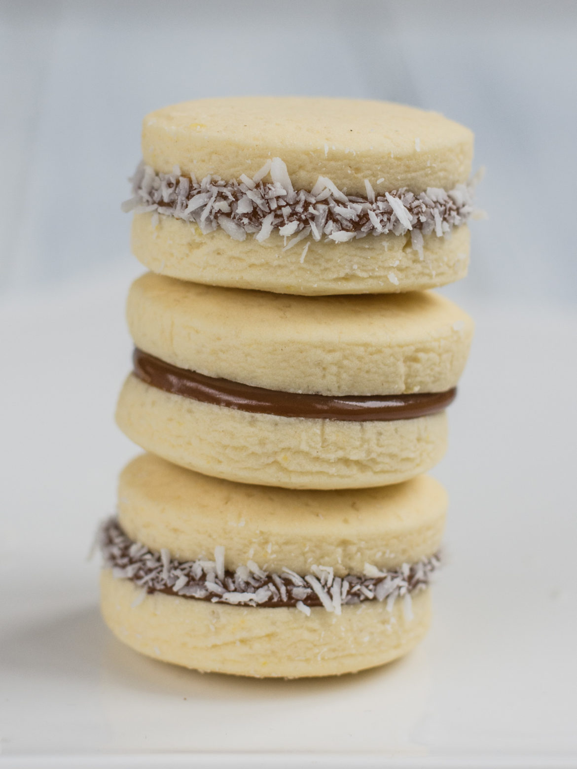 Alfajores jsou křehké sušenky splepované dulce de leche, které se vám budou rozplývat na jazyku. Kamkoliv je přinesu, hned se po nich zapráší!