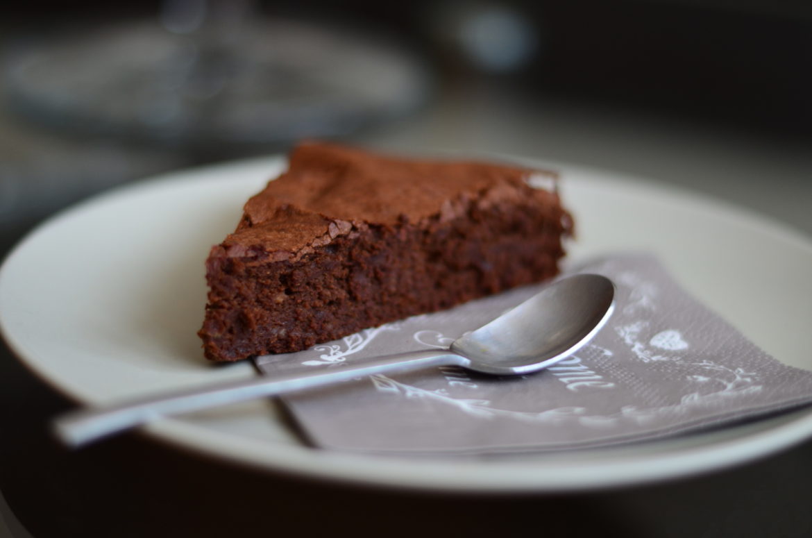 Čokoládovo-banánový fondant je vynikající zákusek, ve kterém je máslo nahrazeno rozmačkaným banánem. Chuť banánu se krásně pojí s tmavou čokoládou.