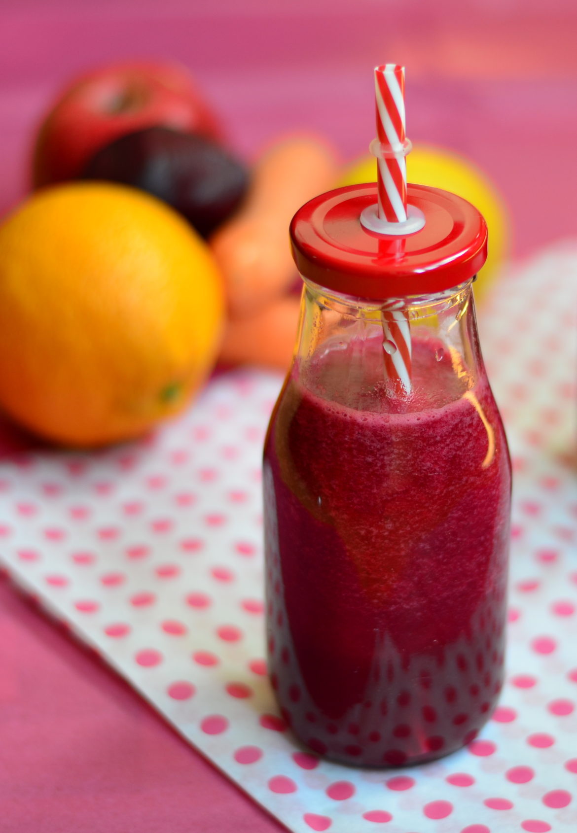 Jak do sebe dostat řepu? Zkuste tento zdravý a výživný detox smoothie řepa-jablko-mrkev-pomeranč, kde ovoce a šťáva z mrkve chuť řepy trochu zmírní.