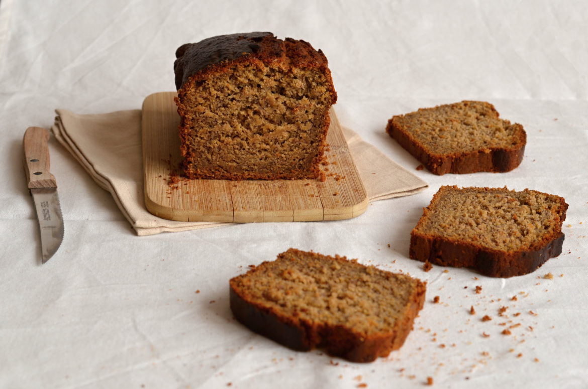 Můj recept na banánový chléb s datlovým sirupem je trochu zdravější a aromatičtější varianta klasického receptu na slavný Banana Bread.