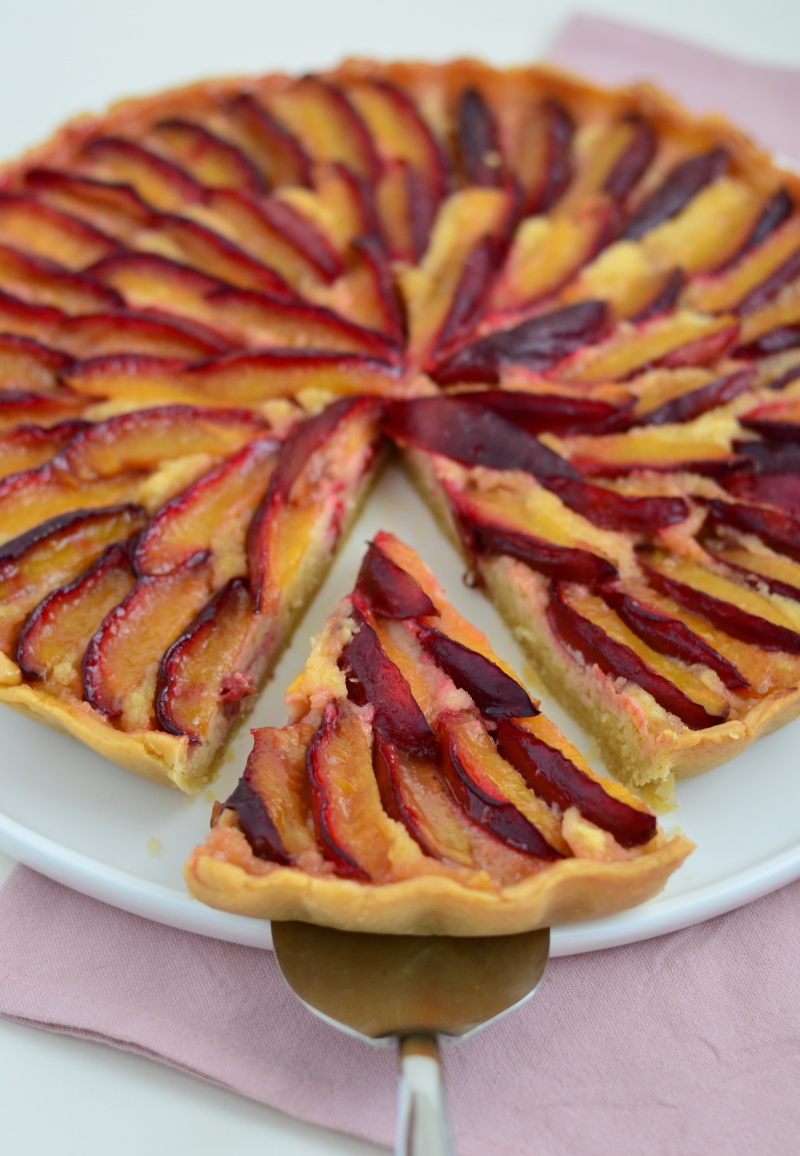 Švestkový koláč s mandlovou náplní je moc dobrý koláč z tvrdšího těsta plněný tzv. "frangipane" čili směsí mandlí, másla a cukru, pokladený plátky švestek.
