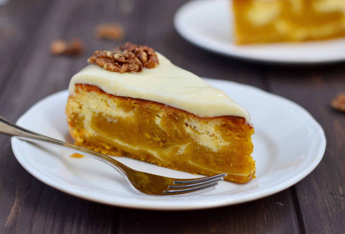 Hodně chutný a krásně vláčný dýňový koláč na způsob cheesecake, kde se mísí dýňové pyré se směsí na cheesecake a na vrchu je krémový frosting z Philedelphie.