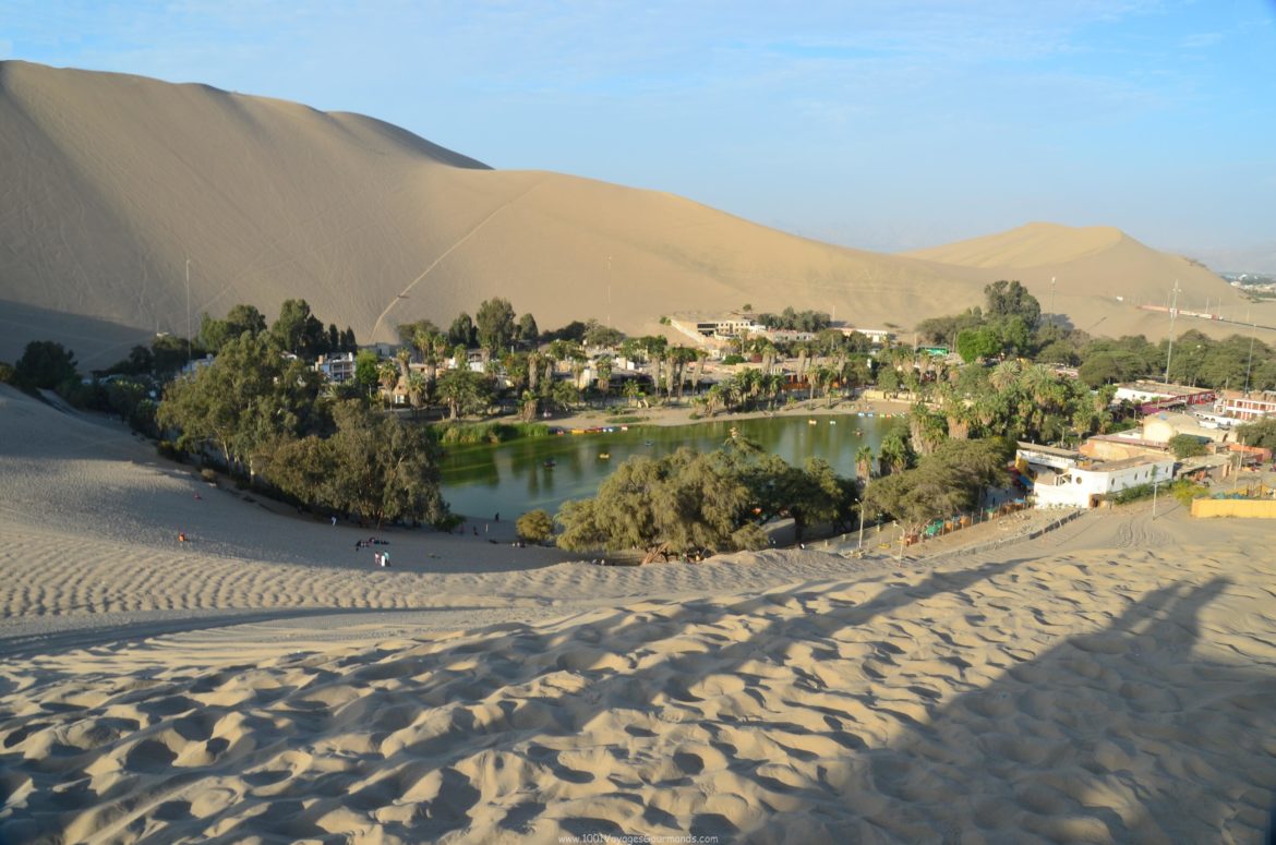 Huacachina je malá vesnička v jižním Peru. Centrum vesničky se koncentruje kolem pohádkové laguny obklopené palmami a kolem se tyčí obrovské písečné duny.