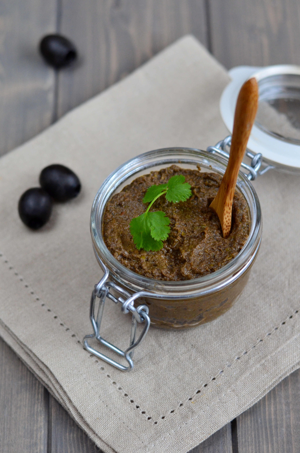 vegetariánská tapenáda z černých oliv